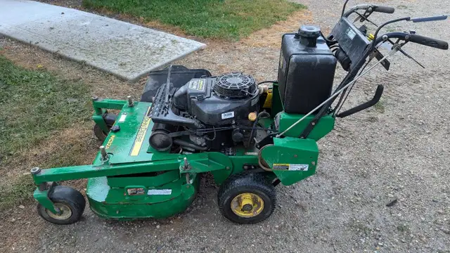 WG32A 32 " John Deere lawn mower. low hours in Lawnmowers & Leaf Blowers in Kitchener / Waterloo - Image 3