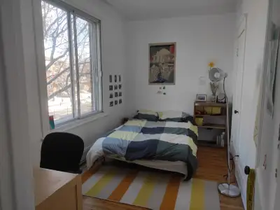 Hello ! Je libère ma chambre dans une coloc de 3 à 10min du métro Jean Talon (ligne bleu/orange), di...