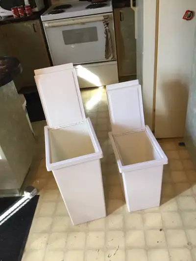 2 bac de rangement horizon en plastique de marque ikea,les 2/50$, View more