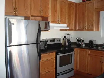Bright private room available in a clean, quiet home. Great TTC access for students and working prof...