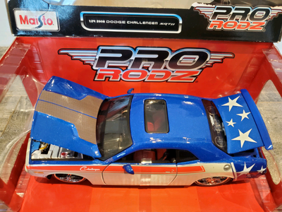 BNIB #31088 1:24 Diecast Maisto Pro Rodz 2008 Dodge Challenger SRT8 Red White and Blue