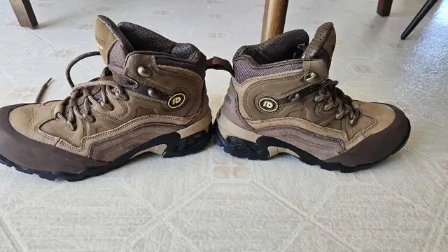 Dunham womams 7.5 hiking boots  in Women's - Shoes in Edmonton - Image 7