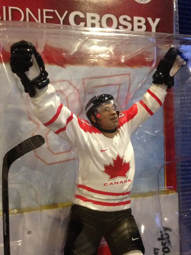 Mcfarlane Sidney Crosby Team Canada Autographed Hockey Figure in Arts & Collectibles in Mississauga / Peel Region - Image 3