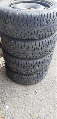Set de pneus d'hiver sur rims 