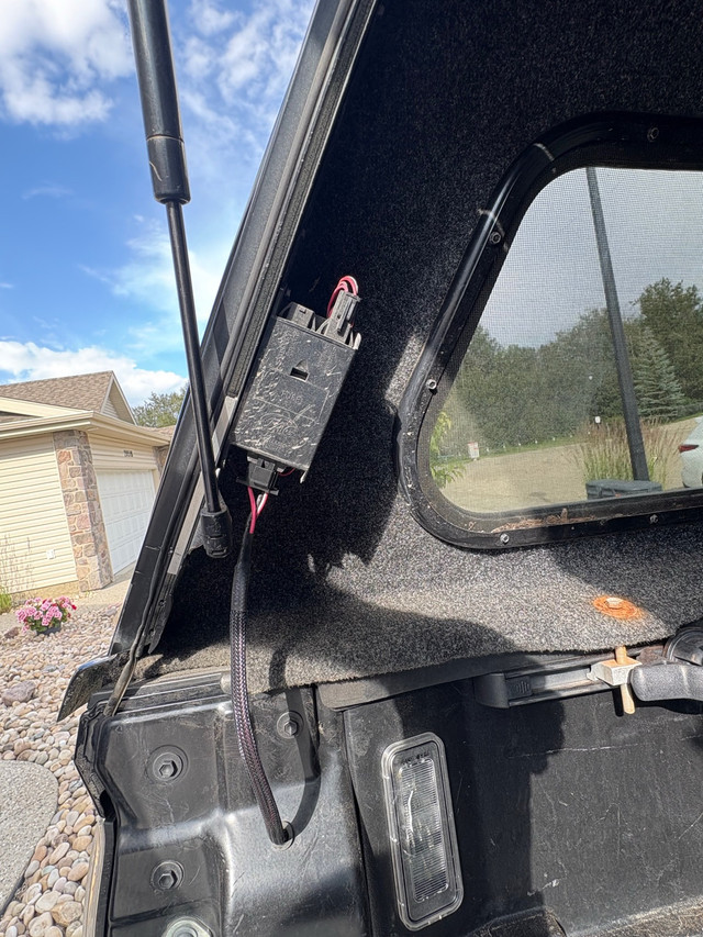 Leer canopy for Tacoma 5’ box  in Other Parts & Accessories in St. Albert - Image 3