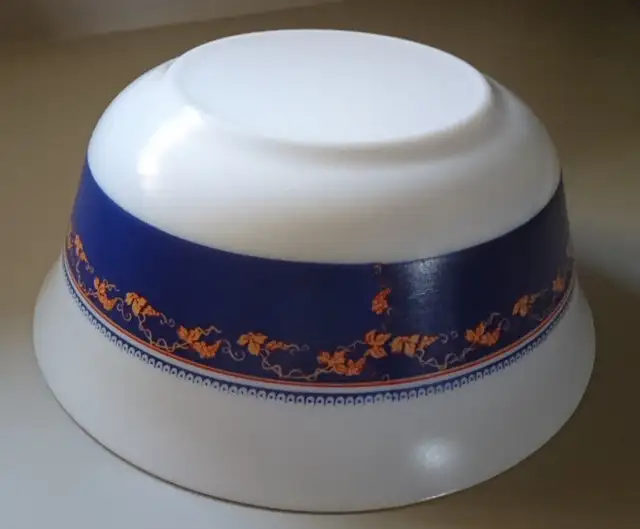 Vintage Rare Arcopal France Milk Glass Bowl with Grapevines in Arts & Collectibles in Oshawa / Durham Region - Image 4