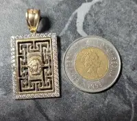 gros pendentif Versace en vrai or 10k avec zircon