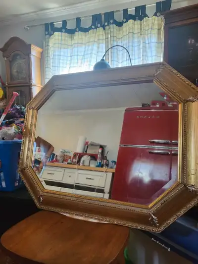 Antique mirror in great condition asking $30