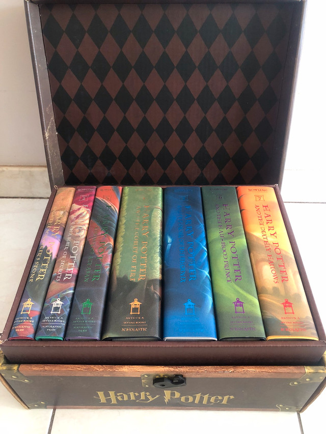 HARRY POTTER HARDCOVER COMPLETE BOOK SET IN COLLECTIBLE CHEST in Arts & Collectibles in City of Toronto - Image 3
