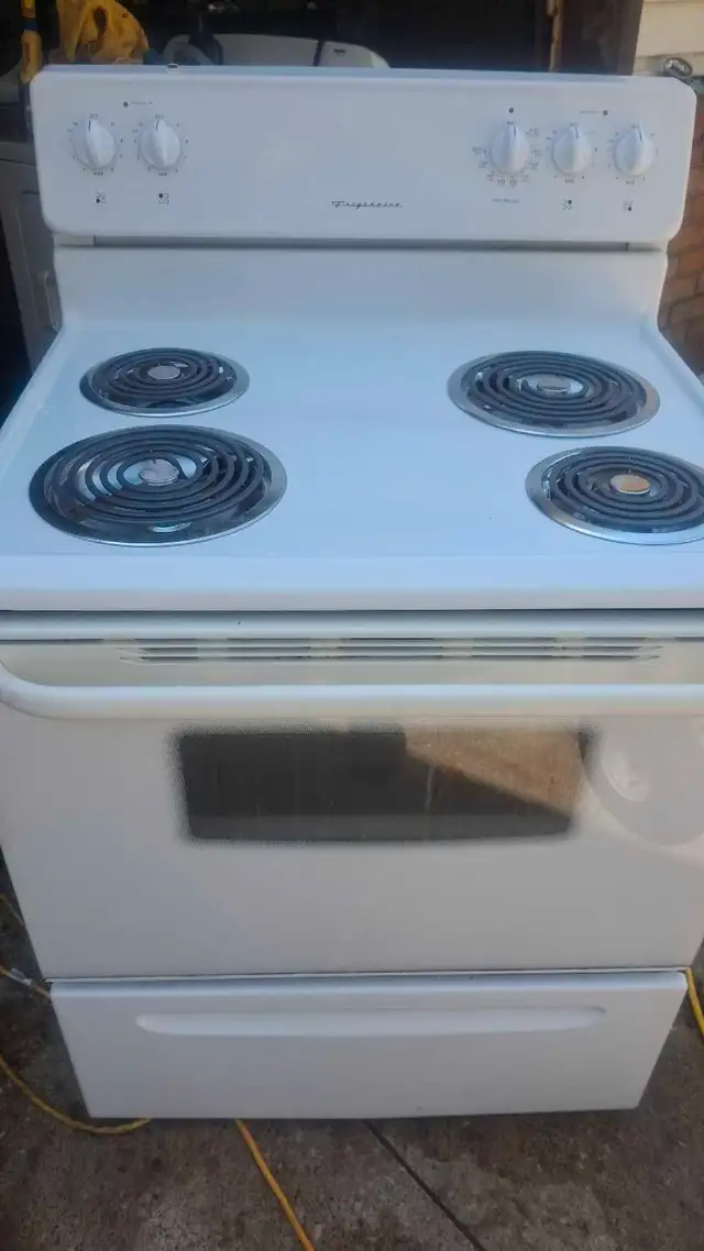 FRIGIDAIRE  ELECTRIC STOVE VERY CLEAN62863278723458121