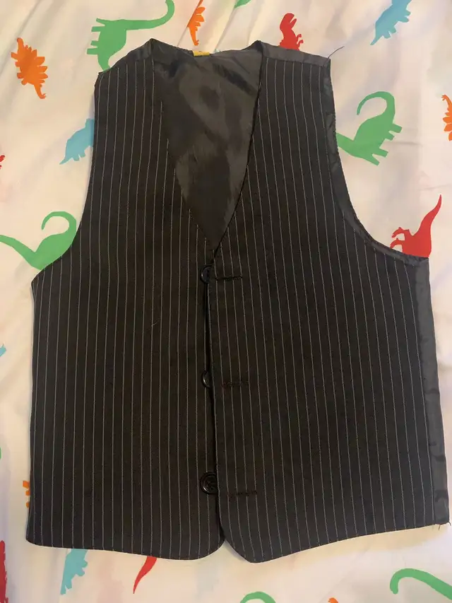 Boy's Black pinstripe 3-piece suit (2T) in Clothing - 2T in Calgary - Image 4