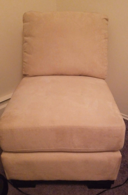 Microfibre Chair in Chairs & Recliners in Grande Prairie - Image 2