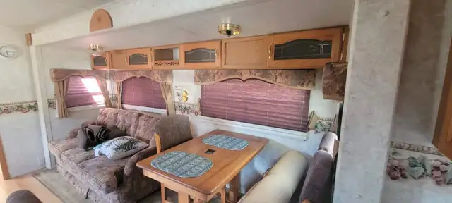 32 ft R.V Camper Keystone Mountianeer by Montana in Travel Trailers & Campers in Nelson - Image 5