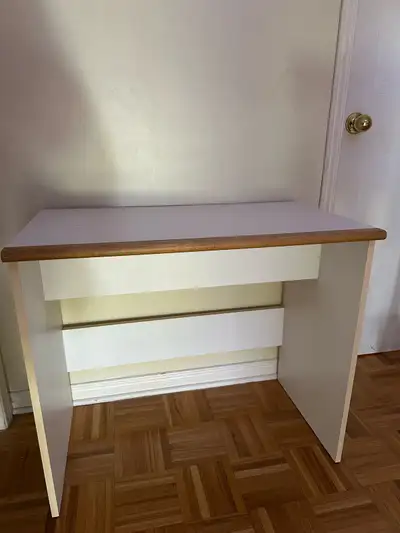 Je vends une coiffeuse, idéale pour une chambre ou un espace de beauté, avec des dimensions pratique...