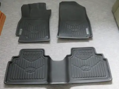 Pratiquement 4 fois moins cher que des neufs, un ensemble de tapis premium avant et arrière et de va...