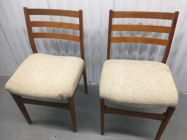 VINTAGE 2  TEAK CHAIRS & NEW ROOSTER   TIFFANY STYLE GLASS LAMPS in Chairs & Recliners in Mississauga / Peel Region - Image 2