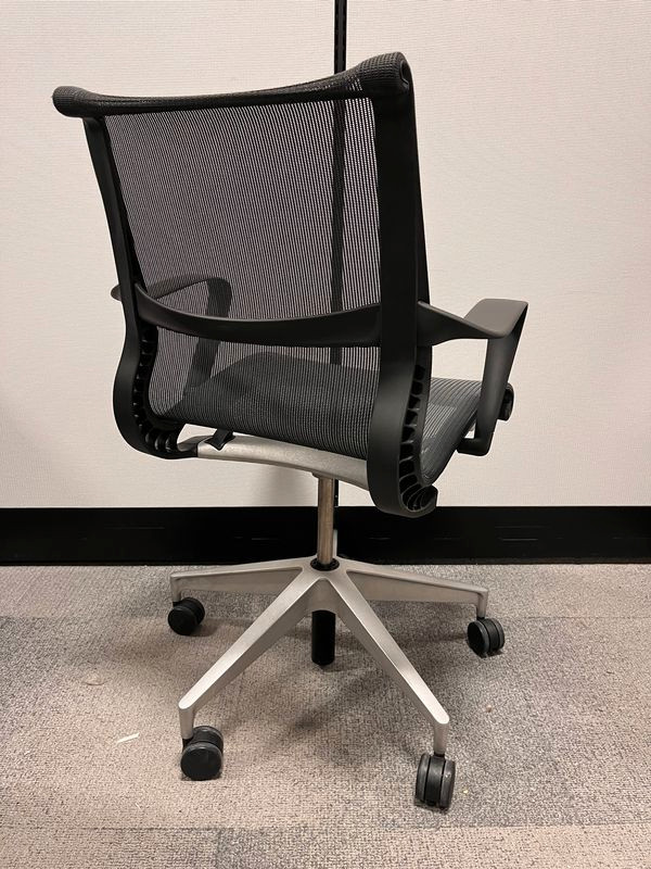 Herman Miller Setu - Grey in Chairs & Recliners in Markham / York Region - Image 2