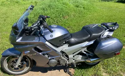 Yamaha’s sport touring flagship back in 04… Removable suitcase style side bags, Givi trunk, stainles...