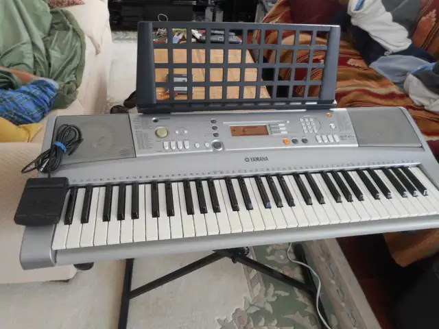 Yamaha YPT-300 61-Key Touch-Sensitive Keyboard Piano Midi w/ Pow in Pianos & Keyboards in Dartmouth - Image 2