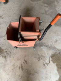 Industrial floor cleaning bucket