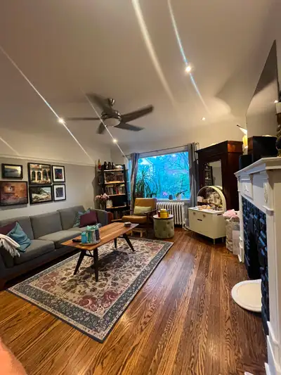 Impressively specious, sunfilled 2 bedroom main unit available in Casa Loma. The jaw dropping apartm...