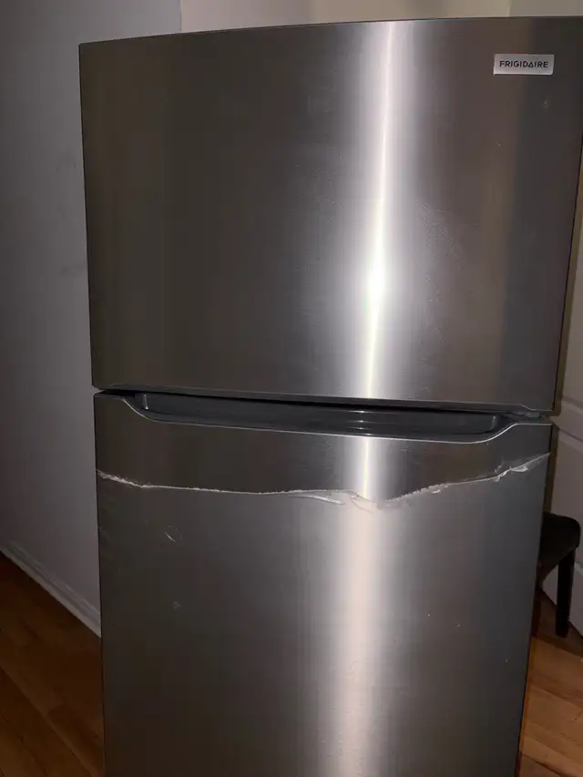 Frigidaire Refrigerator top freezer in Refrigerators in Oakville / Halton Region - Image 4