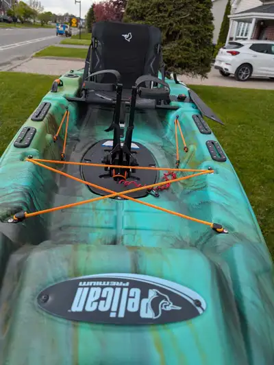 Kayak à pédales de pêche et de promenade Pélican Catch 110 . Système de pédales ajustables et un gou...