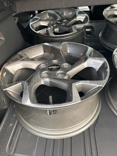 Alloy rims Brand new 4 x 17” 5 bolt pattern rims Taken off 2025 Chevy Trax $250 each