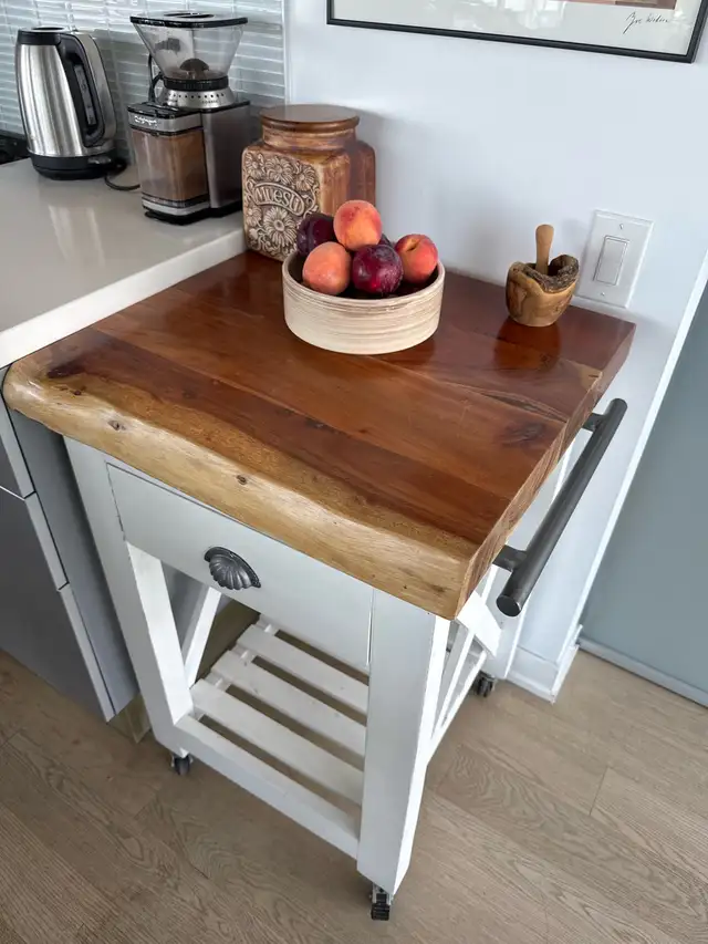 Raised wooden counter top63735878262147121