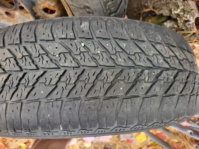 4 pneus d'hiver sur rims + 1  (2x 215/60 R16  3x 205/65 R16) in Tires & Rims in Laval / North Shore - Image 7