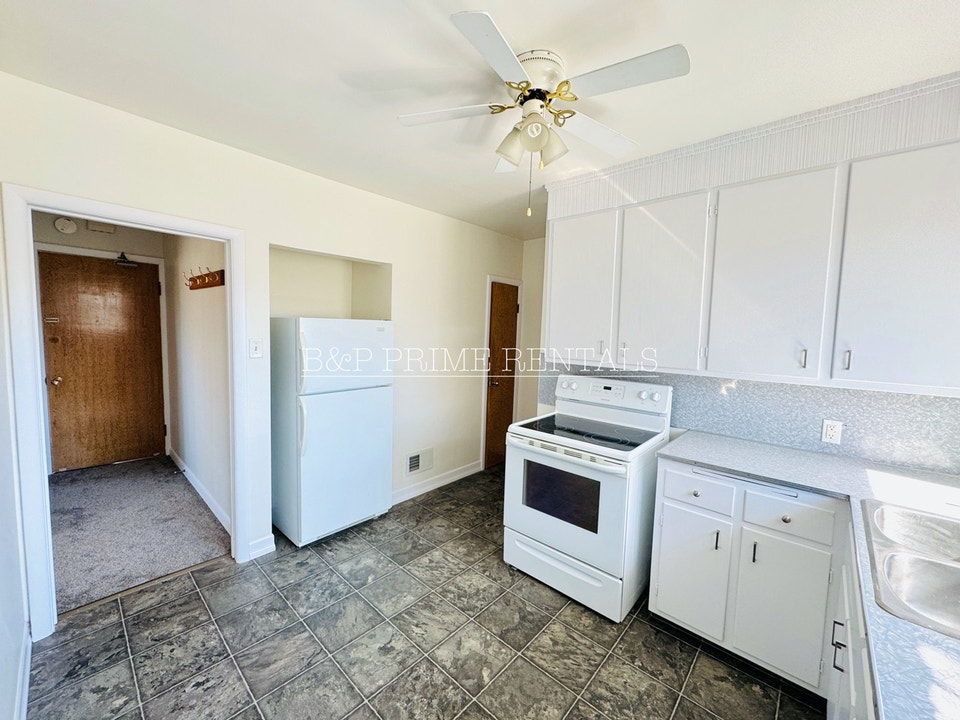 Bright and Spacious 1 Bedroom/1 Bath for RENT in Rossmere B 2