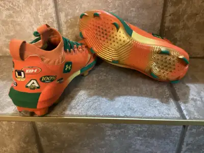 NEAR NEW MENS SIZE 10 1/2 BASEBALL CLEATS, View more