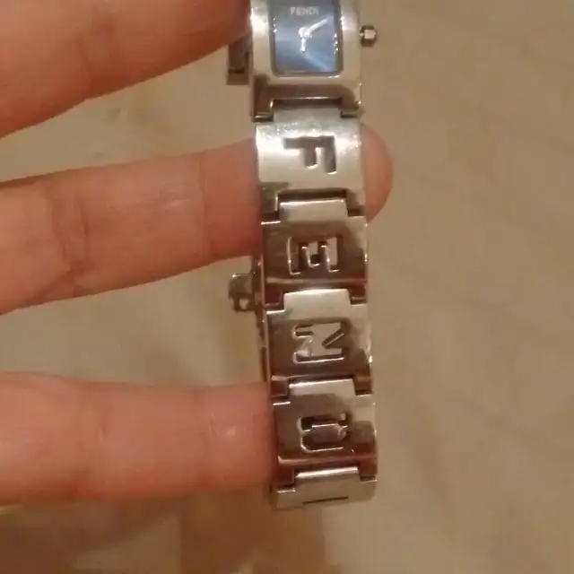 Authentic FENDI Watch Montre Fendi Excellent Condition in Jewellery & Watches in City of Montréal - Image 3