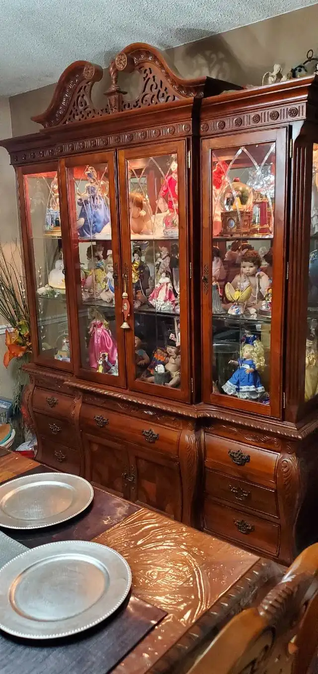 Vintage Solid Wood Lit Hutch & Buffet – Excellent Condition in Hutches & Display Cabinets in City of Toronto - Image 3