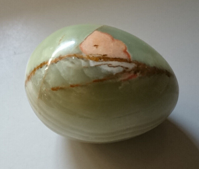 Vintage Green Brown Stripe Alabaster Carved Stone Egg in Arts & Collectibles in Oshawa / Durham Region - Image 3