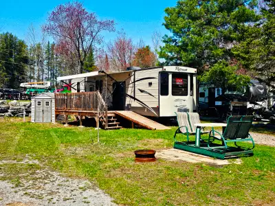 Roulotte de parc 2016 Keystone Retreat 39 pi. – Deck en bois MASSIF + Remise – Clé en main! Installé...