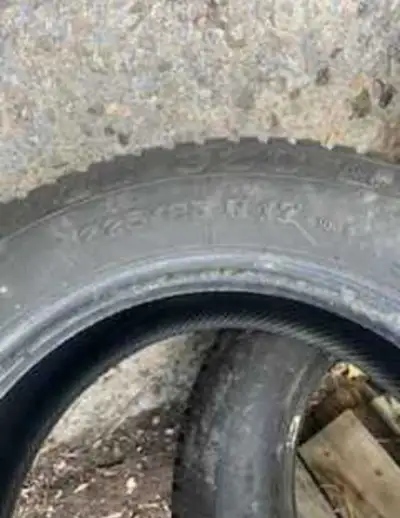 J'offre un ensemble de quatre pneus d'hiver de taille 225 65 17, parfaits pour affronter les conditi...