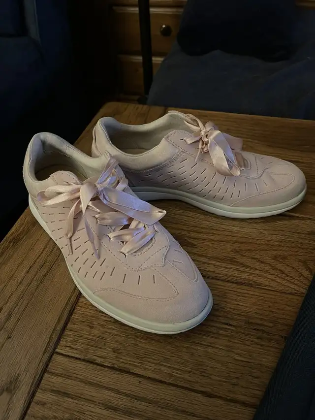 UGG Women’s Shoes **price lowered! in Women's - Shoes in City of Toronto - Image 5