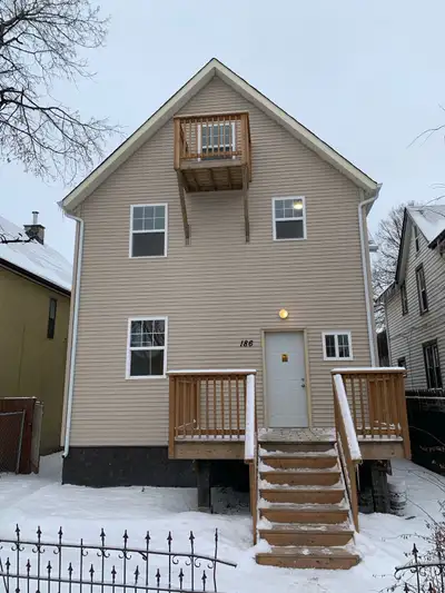 Studio bachelor unit in clean quiet building on Austin Street in Point Douglas. Includes all utiliti...