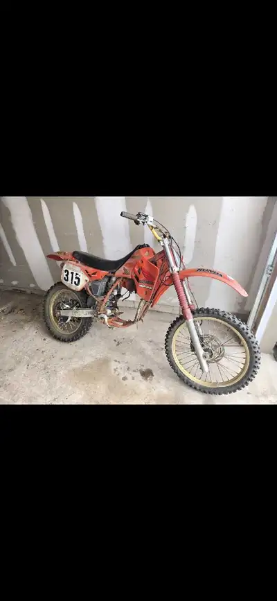 Selling this 1987 cr125 missing expansion chamber, transmission gears, dogs, clutch, clutch basket....