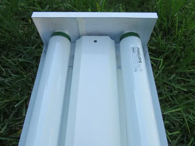 Fluorescent Lamp Fixture 4ft in Indoor Lighting & Fans in City of Toronto - Image 3