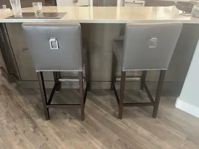 These are a set of 2 bar stools, perfect for any kitchen or bar area, featuring a stylish design wit...