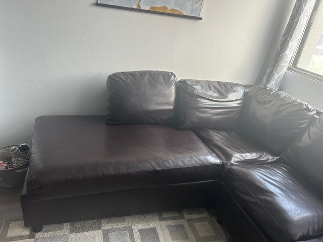 Leather Couch  dans Sofas et futons  à Ville de Montréal - Image 2