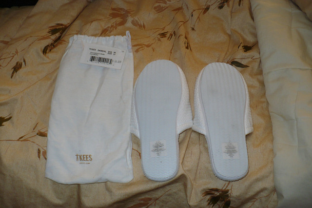 women's tkeees slippers size 6 in Women's - Other in Mississauga / Peel Region - Image 2