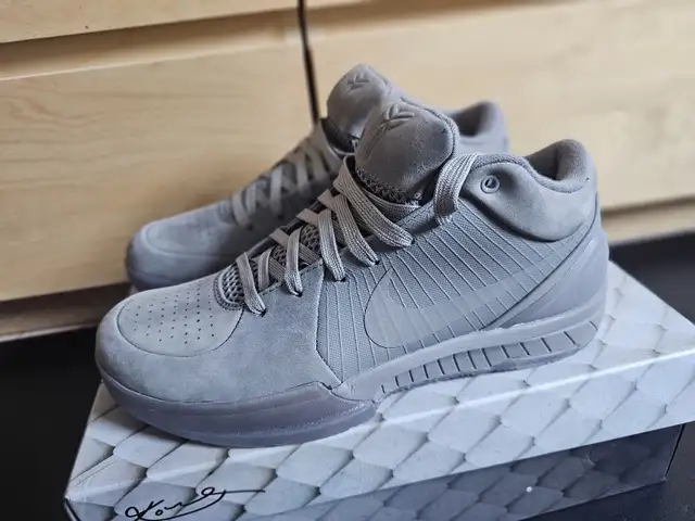 Kobe 4 Fade to Black size 8 in Men's Shoes in Mississauga / Peel Region - Image 2