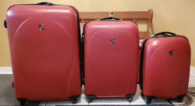 3 RED HEYS HARDSIDED LIGHTWEIGHT SPINNER LUGGAGE SET, View more