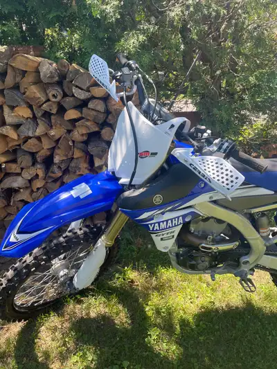 Yamaha YZ450F 2017 condition A1 Trail seulement, kilométrage inconnue sur se model. Bruler 3 tank de...