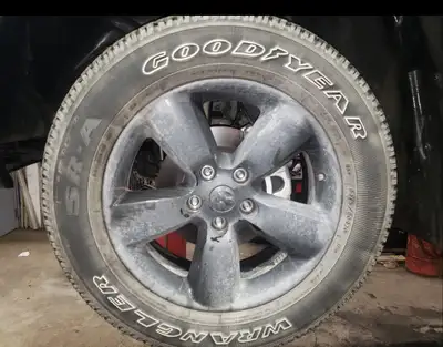 P275/60R20 seulement 1000 km de fait avec. Sans les mags.