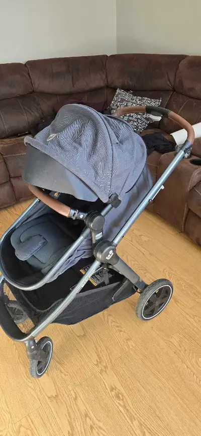 Je vends une poussette adaptée aux bébés maxi-cosside 0 à 4 ans., View more