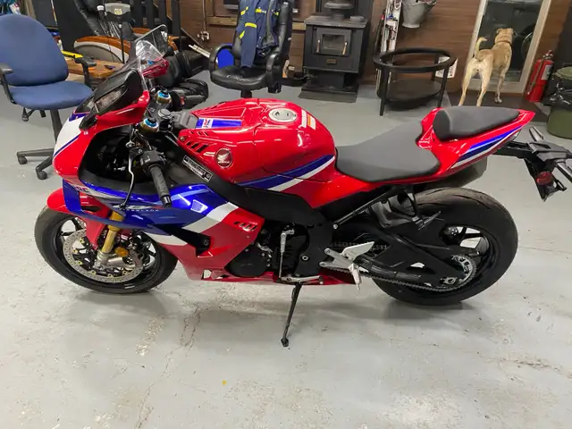 Honda CBR1000RR-R SP2 in Sport Bikes in Calgary - Image 4